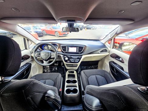 Used 2022 Chrysler Voyager LX image 28