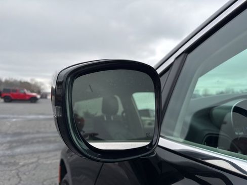 Used 2024 Chrysler Pacifica Touring-L image 14