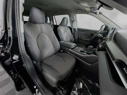 Used 2025 Toyota Highlander LE image 28
