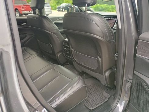 Used 2023 Jeep Grand Cherokee Limited AWD/4WD image 17