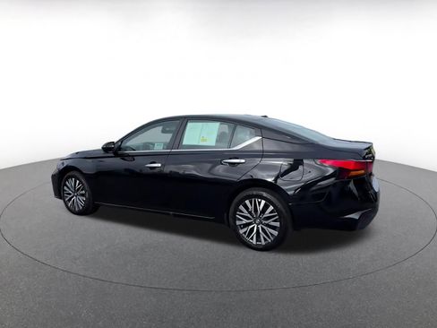 Used 2025 Nissan Altima 2.5 SV FWD image 10
