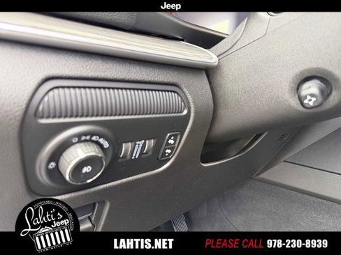 Used 2022 Jeep Wagoneer Series III w/ Premium Group I image 32