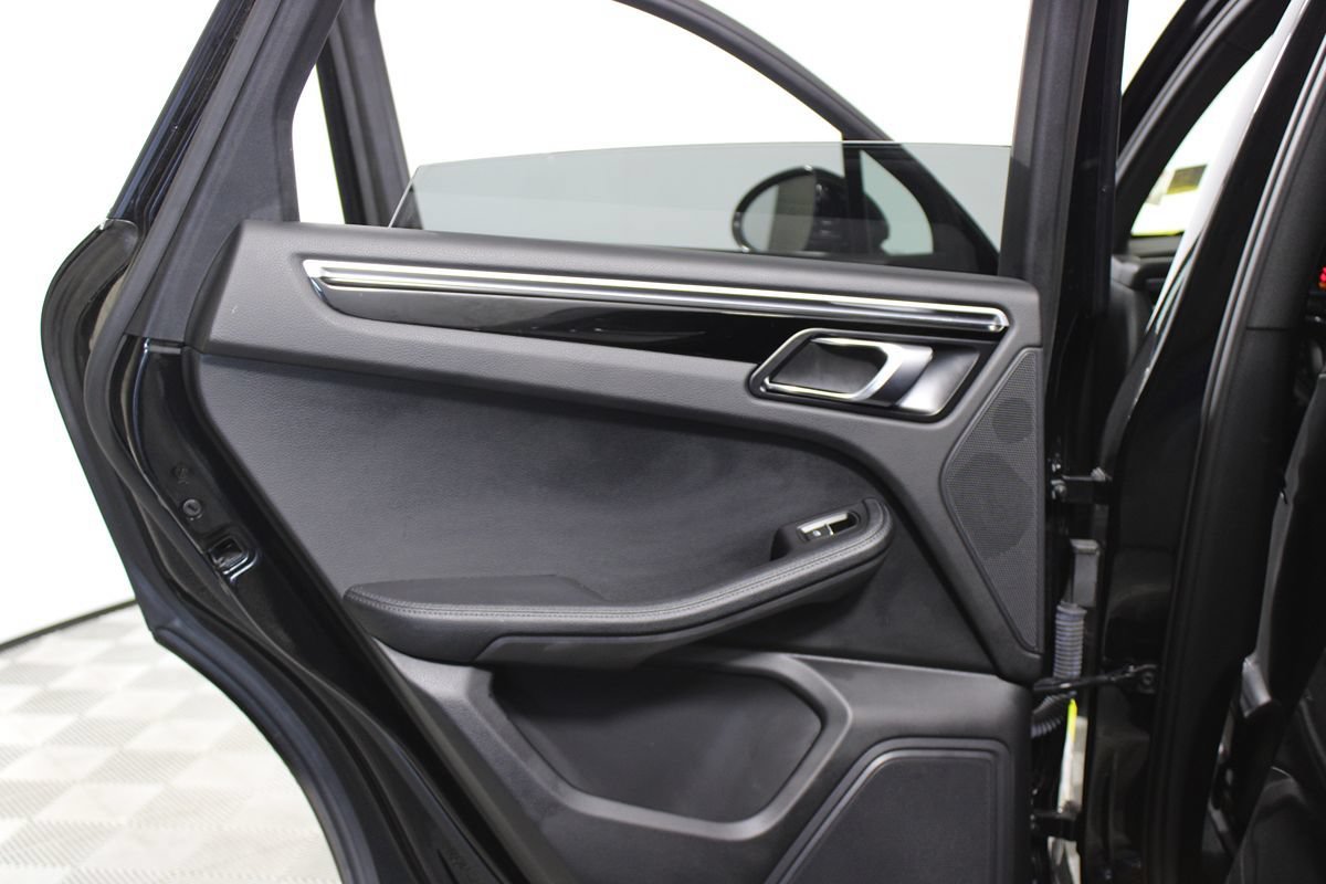 Used 2022 Porsche Macan AWD/4WD image 30
