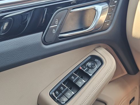 Certified 2026 Porsche Macan AWD/4WD image 23