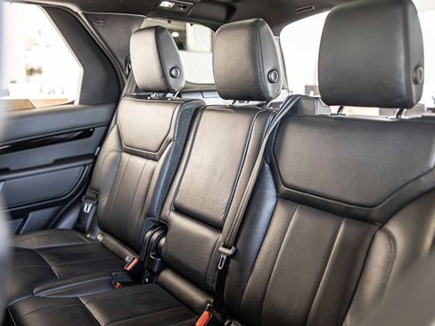 Used 2020 Land Rover Discovery SE image 30