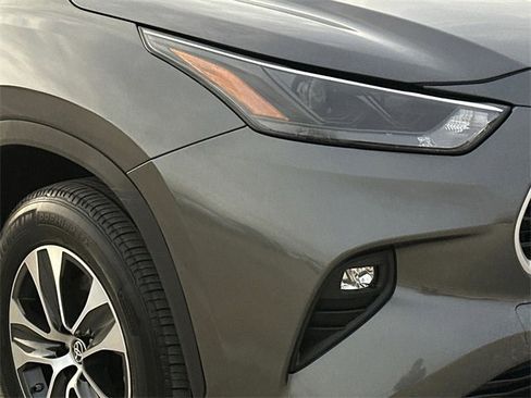 Used 2024 Toyota Highlander XLE image 11