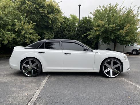 Used 2016 Chrysler 300 C RWD image 10