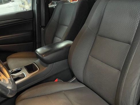 Used 2020 Jeep Grand Cherokee Laredo image 3