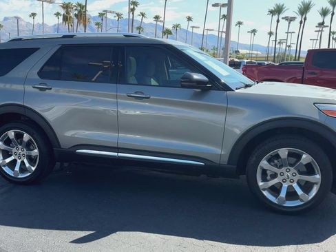 Used 2020 Ford Explorer Platinum w/ Premium Technology Package AWD/4WD image 3