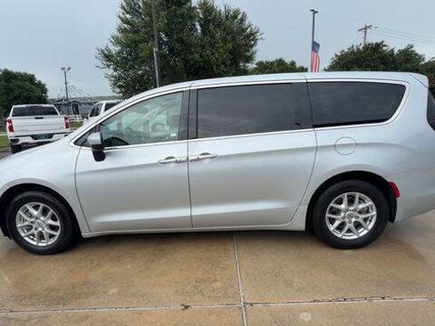 Used 2023 Chrysler Voyager LX FWD image 5