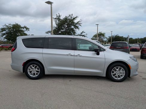 Used 2024 Chrysler Voyager LX FWD image 4