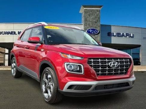 Used 2025 Hyundai Venue Limited FWD image 1