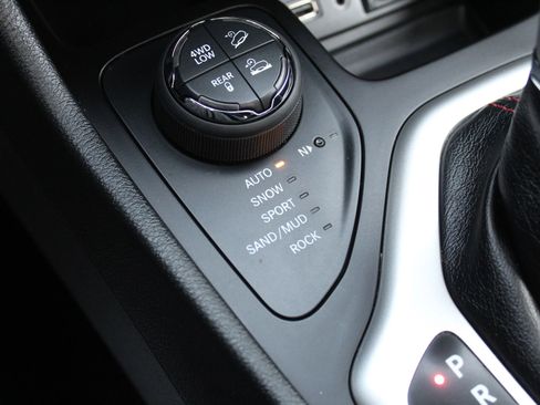 Used 2015 Jeep Cherokee Trailhawk w/ Comfort/Convenience Group image 31