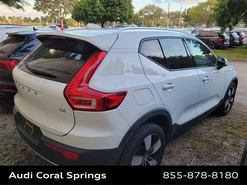 Used 2020 Volvo XC40 T4 Momentum image 23