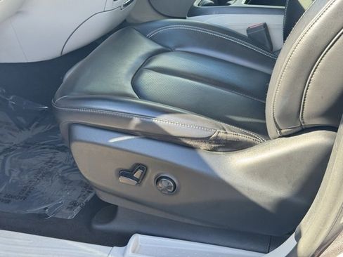 Used 2023 Chrysler Pacifica Touring-L image 21