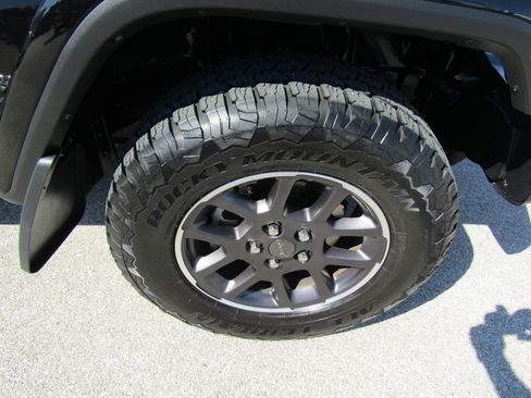 Used 2023 Jeep Gladiator Overland AWD/4WD image 12