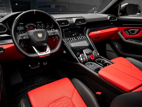 Used 2022 Lamborghini Urus image 2