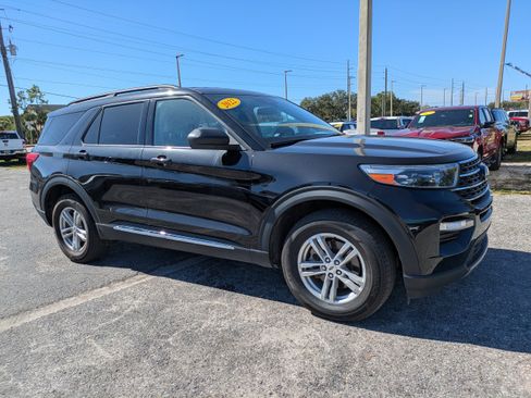 Used 2022 Ford Explorer XLT w/ Equipment Group 202A AWD/4WD image 2