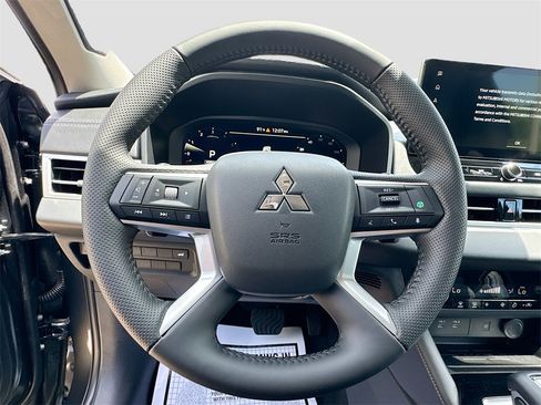 New 2025 Mitsubishi Outlander SE image 11