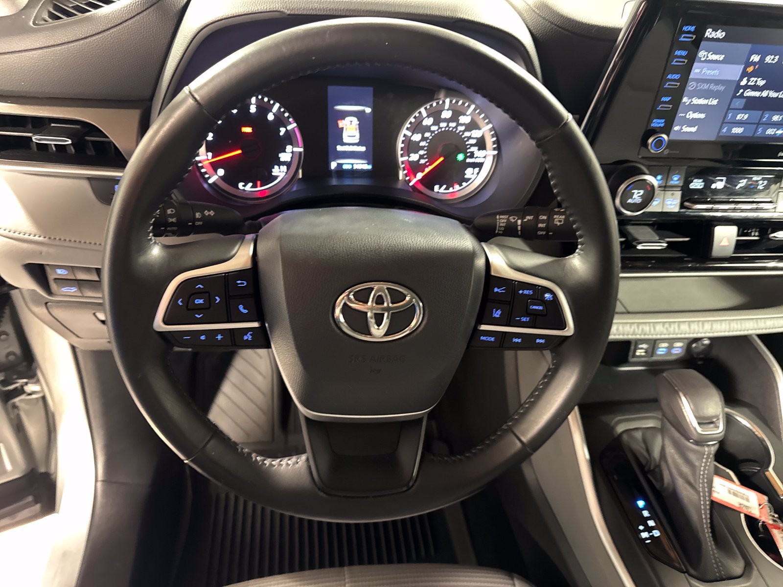 Used 2022 Toyota Highlander LE AWD/4WD image 15