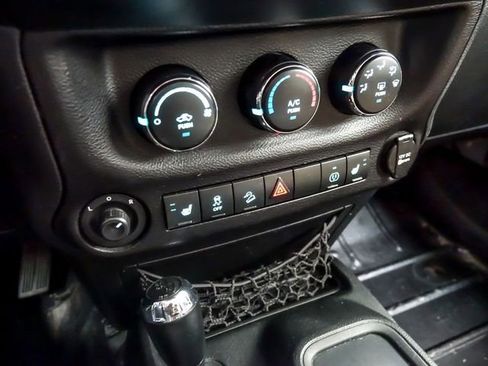 Used 2017 Jeep Wrangler Unlimited Sahara AWD/4WD image 15