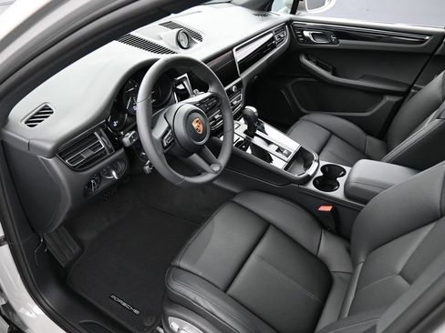 Certified 2026 Porsche Macan AWD/4WD image 4