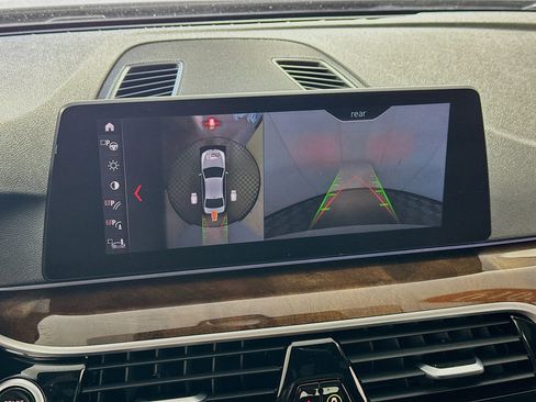 Used 2019 BMW 530e xDrive w/ Convenience Package image 3