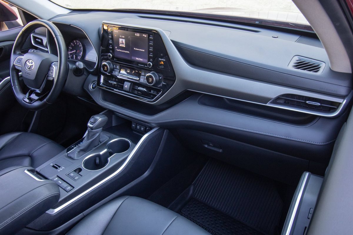 Used 2020 Toyota Highlander XLE FWD image 25