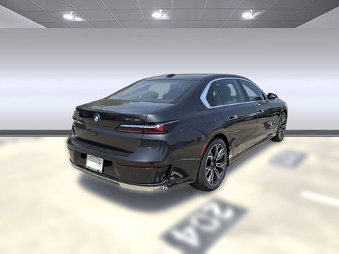 Used 2025 BMW i7 eDrive50 w/ Premium Package image 8