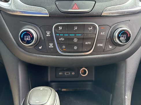 Used 2019 Chevrolet Equinox LT w/ Sun & Navigation Package AWD/4WD image 14