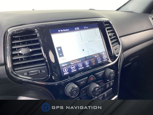 Used 2021 Jeep Grand Cherokee Laredo X AWD/4WD image 4