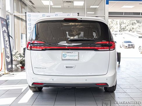 Used 2021 Chrysler Pacifica Touring-L FWD image 14