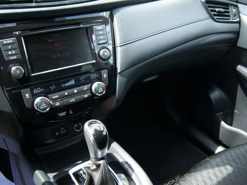 Used 2019 Nissan Rogue SV image 8