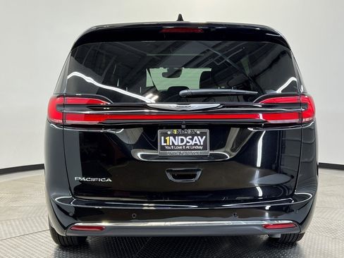 New 2026 Chrysler Pacifica Select image 4