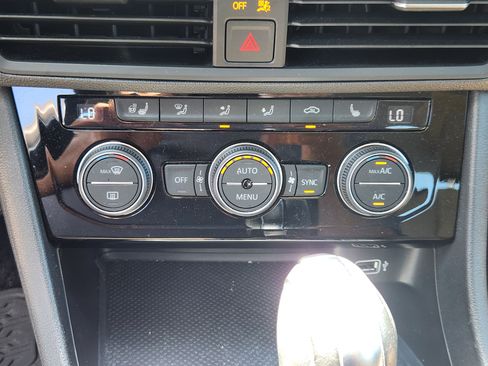Used 2019 Volkswagen Jetta SEL w/ Cold Weather Package FWD image 21