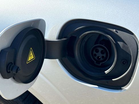 Used 2018 Volvo XC60 T8 R-Design w/ Convenience Package image 21