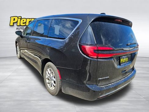 Used 2023 Chrysler Pacifica Touring-L FWD image 3