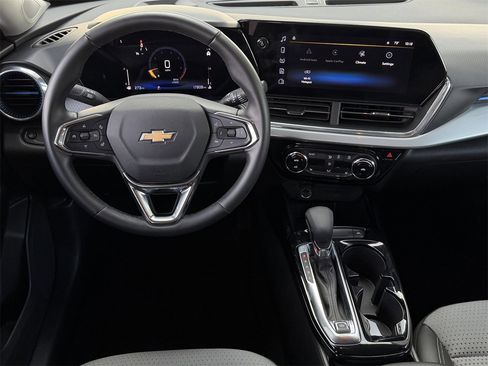 Certified 2025 Chevrolet Trax LT w/ LT Convenience Package image 12