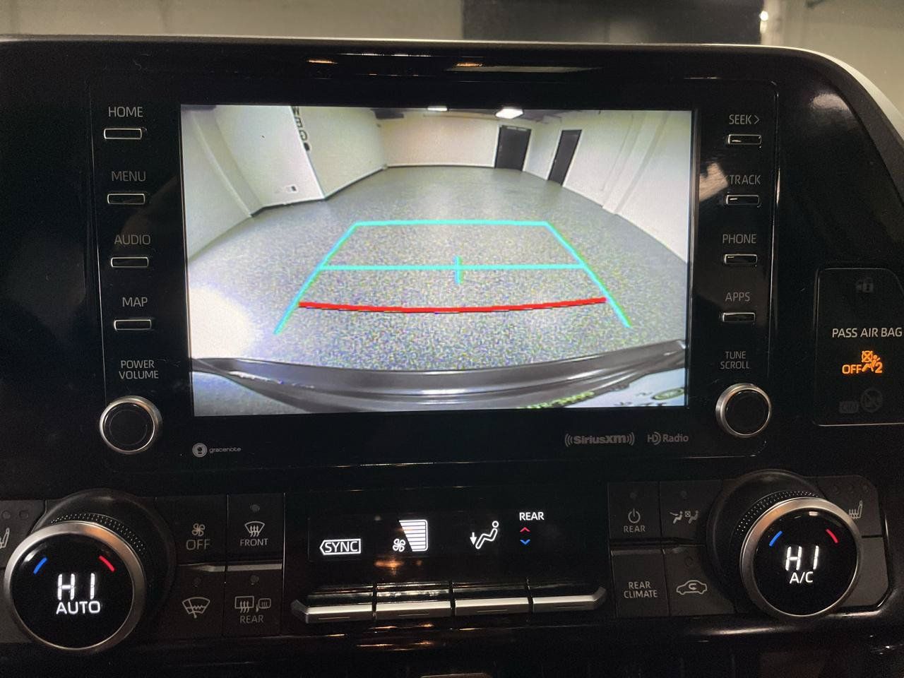 Used 2021 Toyota Highlander XLE AWD/4WD image 27