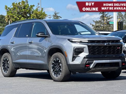 Used 2025 Chevrolet Traverse Z71 image 1