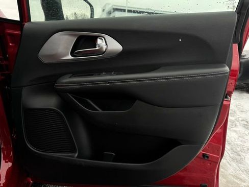 Used 2025 Chrysler Pacifica Limited image 15