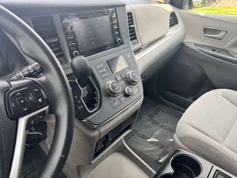 Used 2019 Toyota Sienna LE AWD/4WD image 17