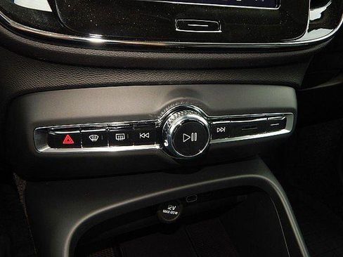 New 2026 Volvo XC40 B5 Plus w/ Protection Package Premier AWD/4WD image 18