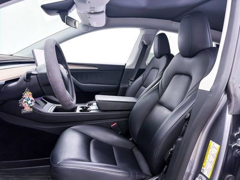 Used 2025 Tesla Model Y Long Range RWD image 18