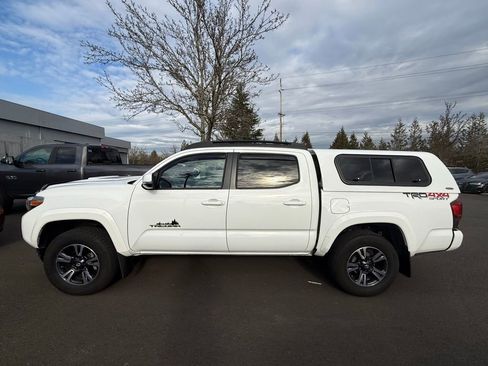 Used 2018 Toyota Tacoma TRD Sport image 2