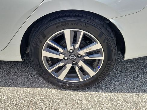 Used 2025 Nissan Versa SV FWD image 5