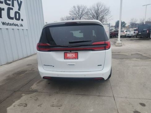 New 2026 Chrysler Pacifica Select image 15
