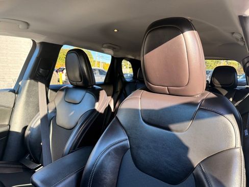 Used 2021 Jeep Cherokee Latitude Plus image 23