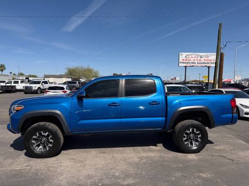 Used 2017 Toyota Tacoma TRD Off-Road w/ Premium & Technology Package AWD/4WD image 4