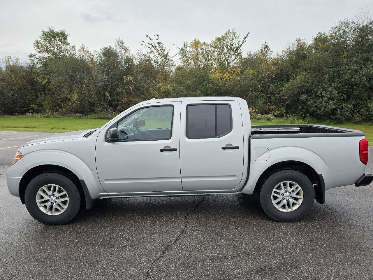 Used 2017 Nissan Frontier SV w/ SV Value Truck Package AWD/4WD image 9